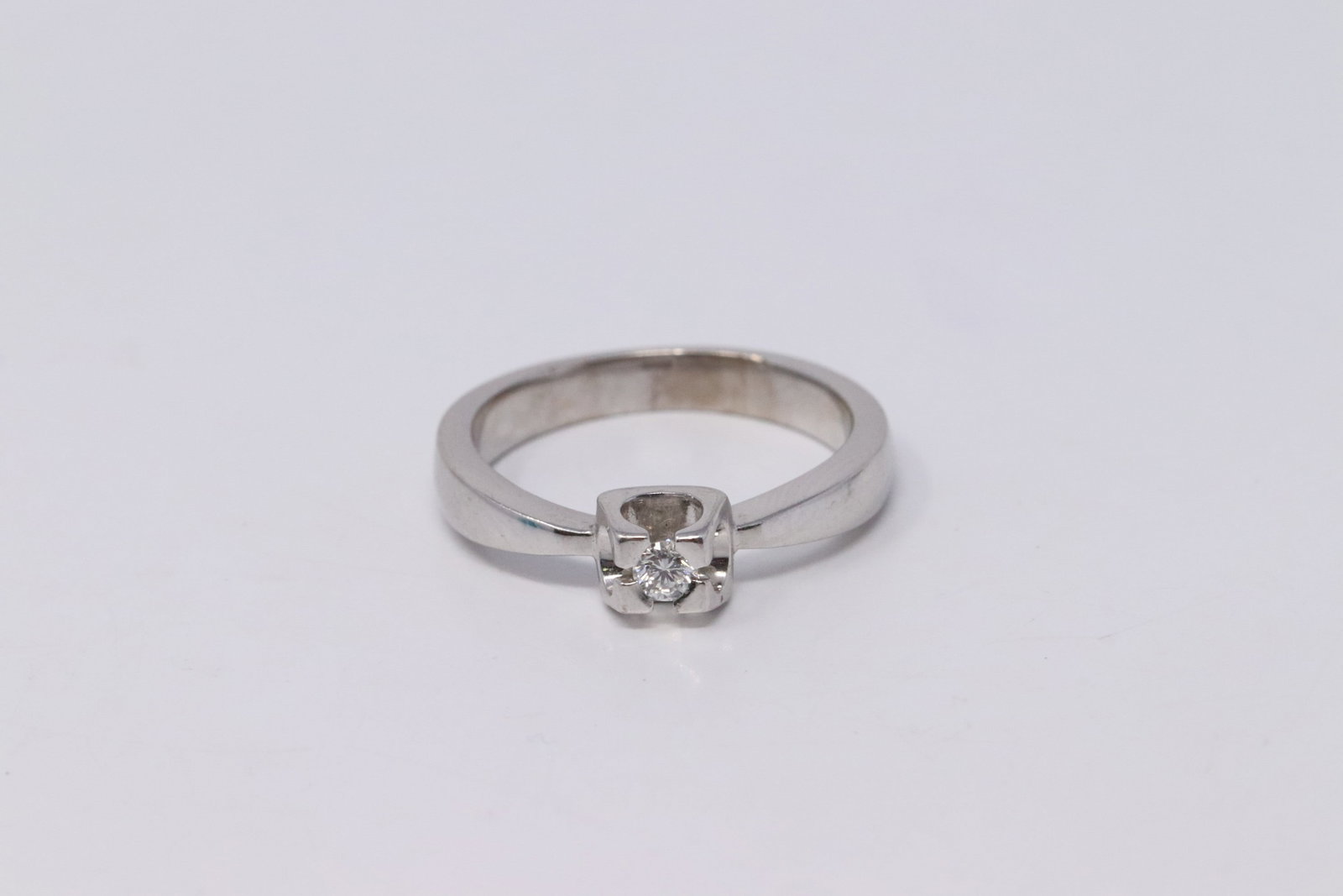 18kt White Gold Diamond Ring (1 of 5)