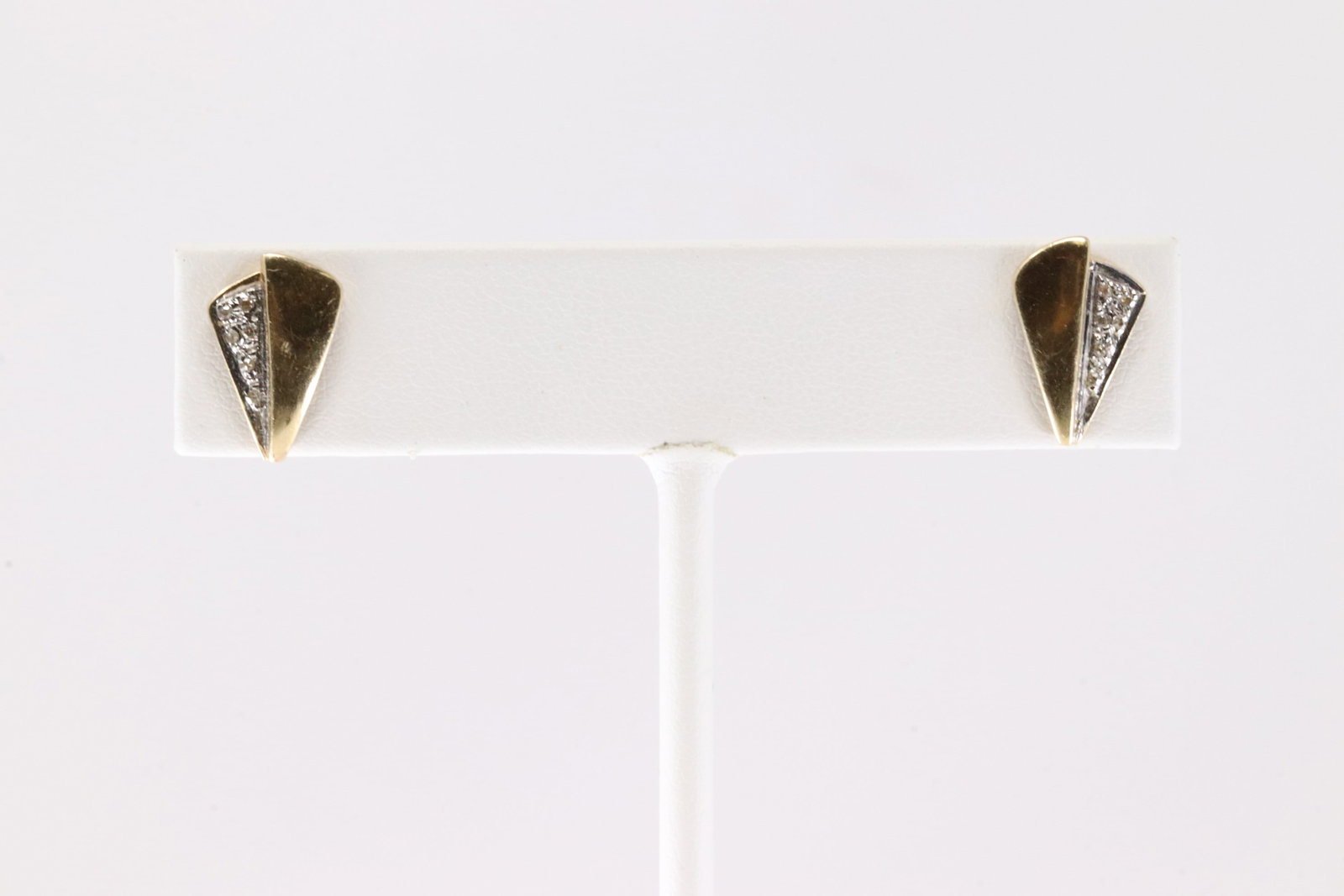 Diamond Stud Earring 14Kt.: Ladies 14Kt Yellow Gold Diamond Stud Earring. This Elegant Earring's has 12 Round Sparkling Diamonds. Diamond Weight Approx: 0.25ctw