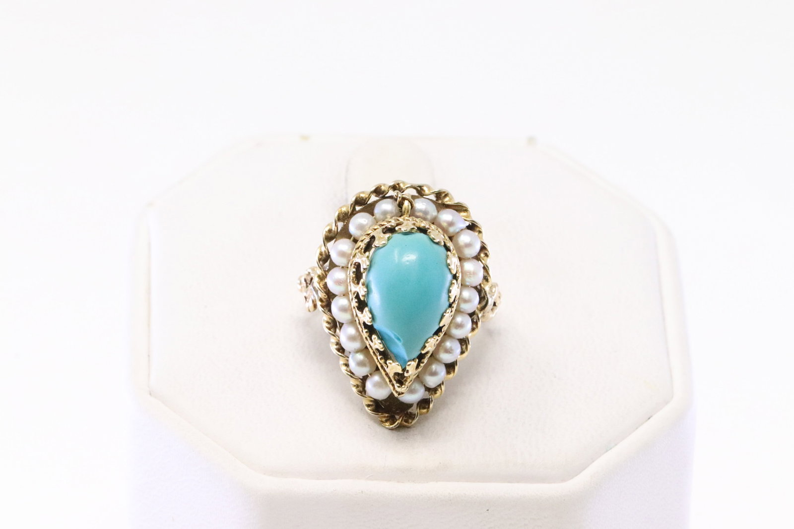 Vintage Turquoise & Pearl Ring .: Ladies 10Kt Vintage Yellow Gold Turquoise & Pearl Ring. Ring has aTeardrop Turquoise & 18 round Pearl's. Ring size: 3.25. small chip on turquoiseTotal weight: 7.80 Grams.