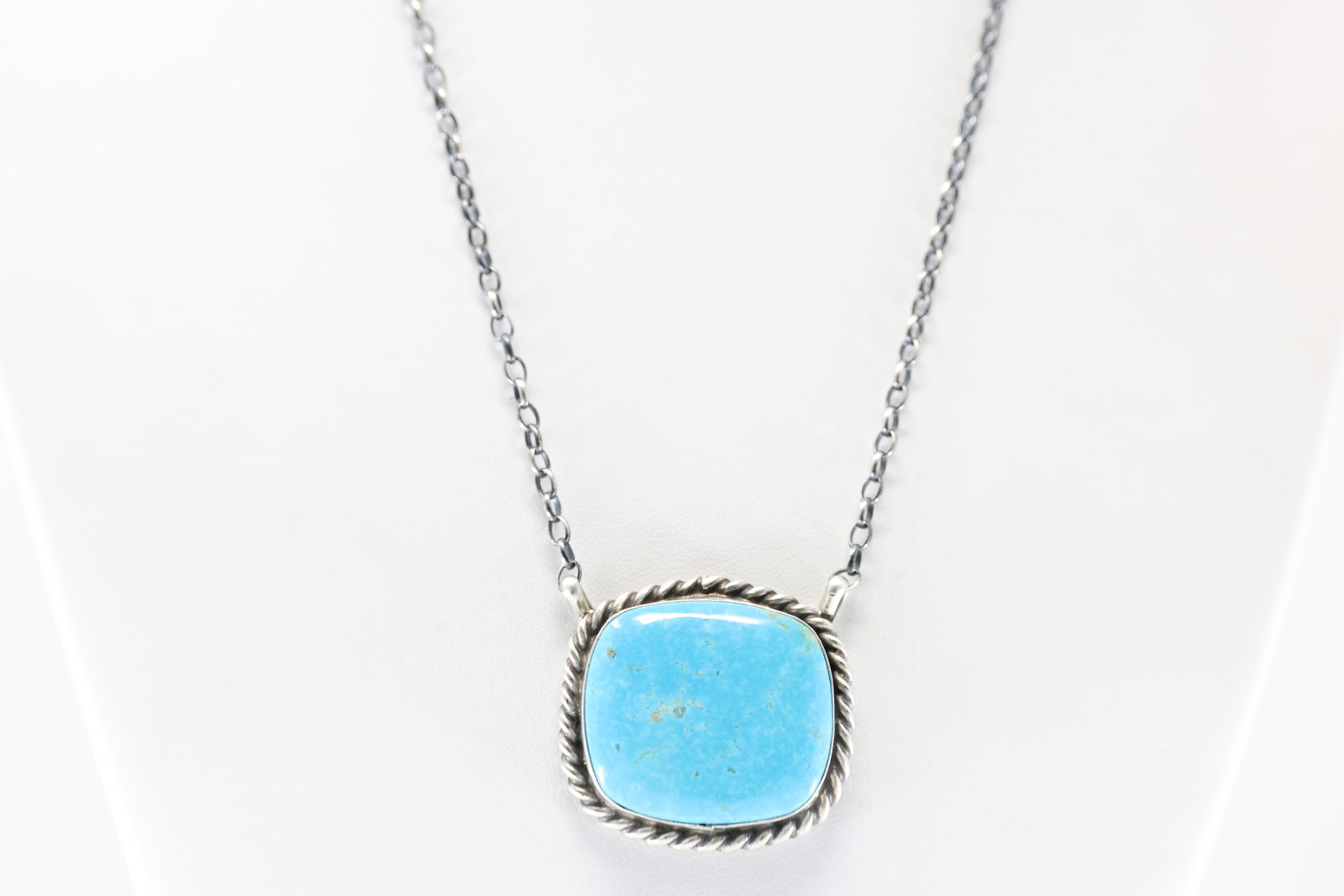 Native America Navajo Sterling Silver Kingman Turquoise Necklace By L. Silversmith.: This is a Native America Navajo Sterling Silver Kingman Turquoise Necklace By L. Silversmith. Stamp L.Silversmith. Necklace length: 16.00"