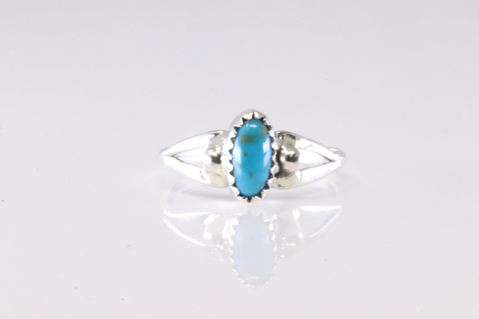 America Sterling Silver Turquoise Ring.: This is a America Sterling Silver Turquoise Ring. Ring size: 6.75.