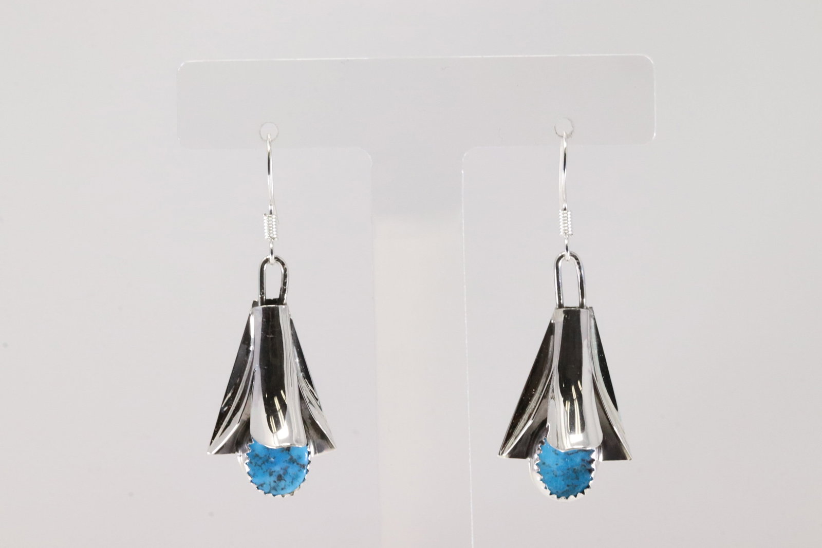 Native America Navajo Stearling Silver Kingman Turquoise Dangling Earring's By Louise Yazzie.: This is a Native America Navajo Stearling Silver Kingman Turquoise Dangling Earring's By Louise Yazzie.