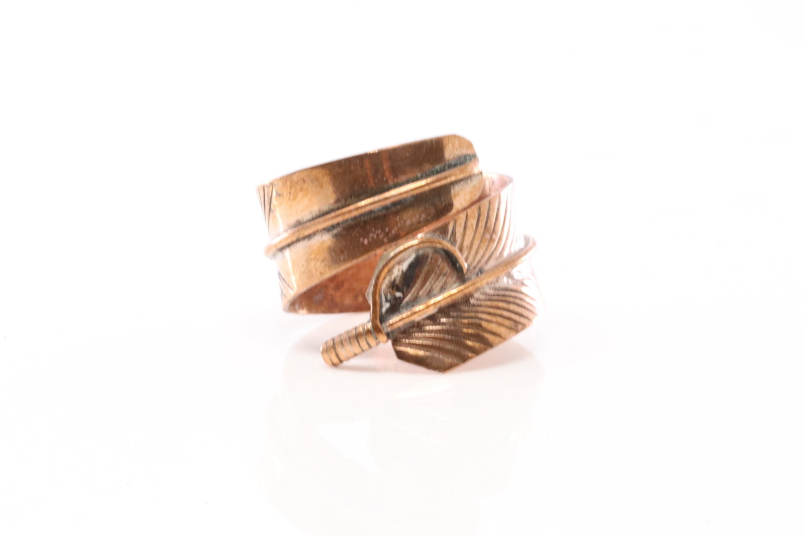 American Navajo Copper Feather Ring By Aaron Davis.: This is a American Navajo Copper Feather Ring By Aaron Davis. Stamp AD. Ring Size: 7.50.