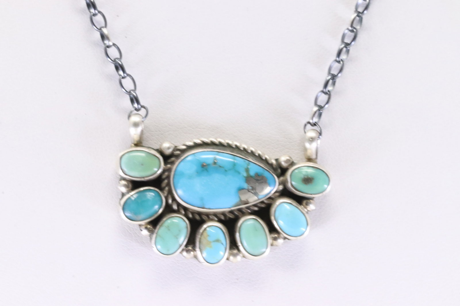 Native America Navajo Sterling Silver Kingman Turquoise Necklace By Geraldine James.: This is a Native America Navajo Sterling Silver Kingman Turquoise Necklace By Geraldine James. Necklace length: 16.00"