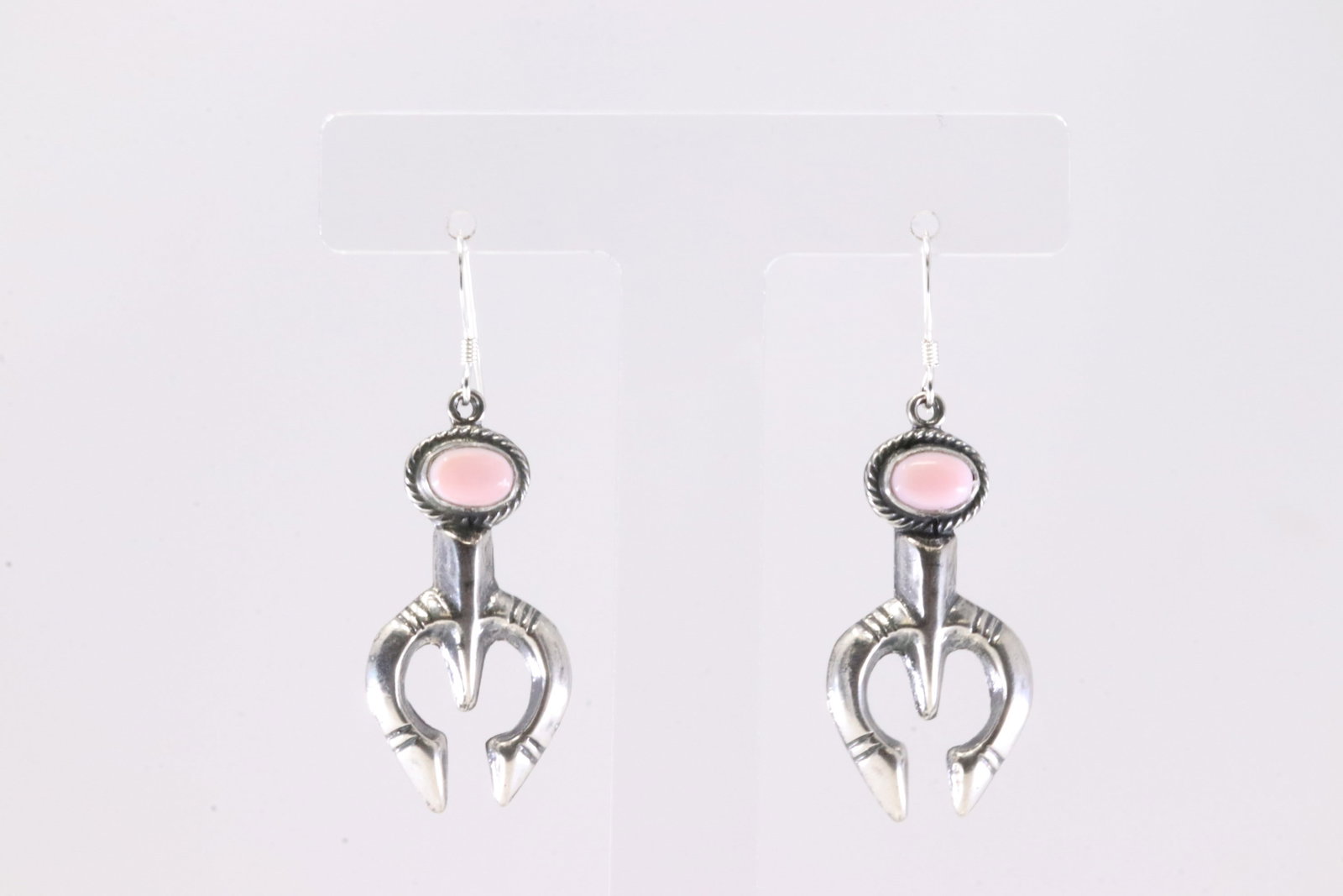 Native America Navajo Sterling Silver Pink Conch Shell Naja Dangling Earring's By Jerryson Henio.: This is a Native America Navajo Sterling Silver Pink Conch Shell Naja Dangling Earring's By Jerryson Henio. Stamp From R.B Company.