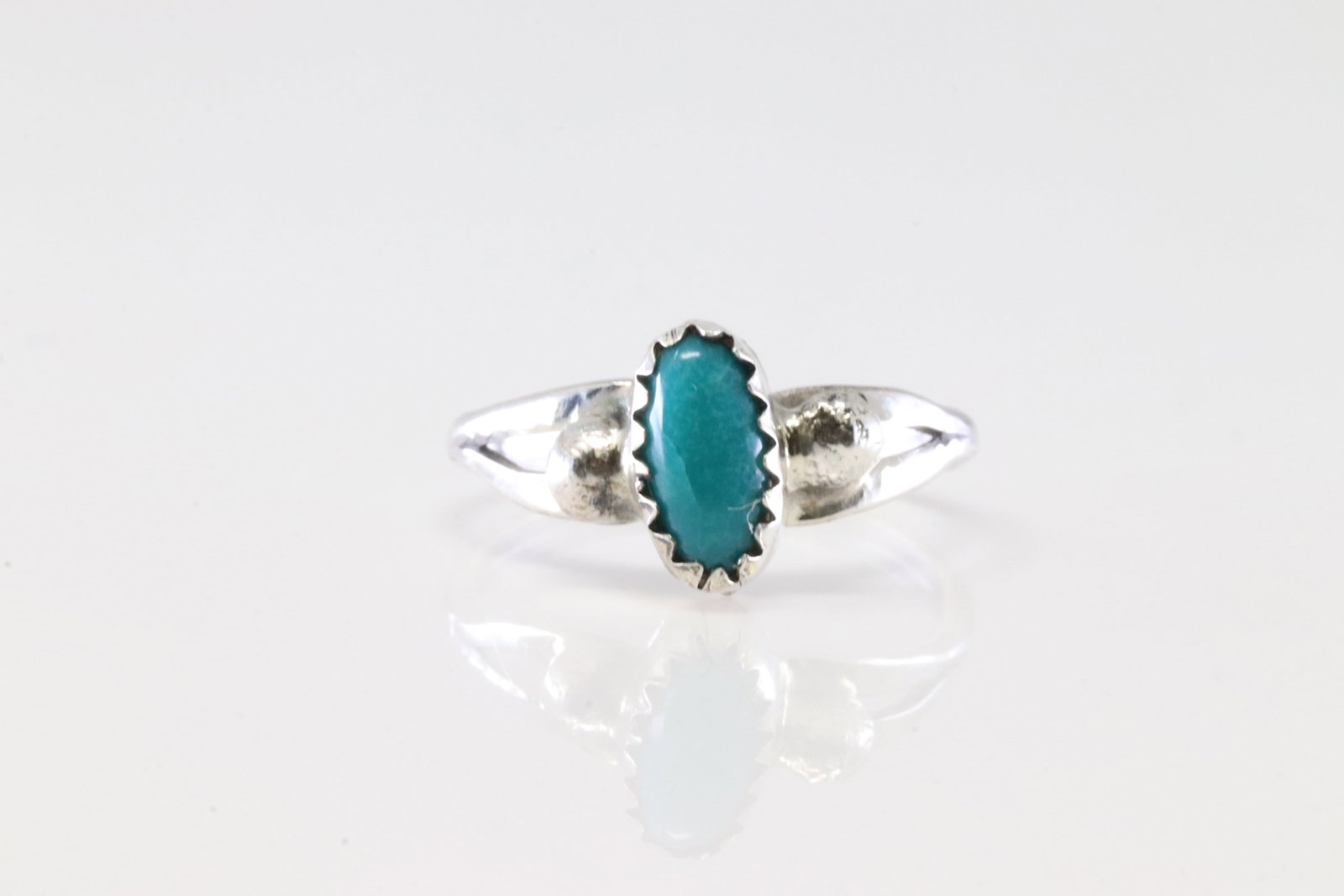 America Sterling Silver Turquoise Ring.: This is a America Sterling Silver Turquoise Ring. Ring size: 5.00.