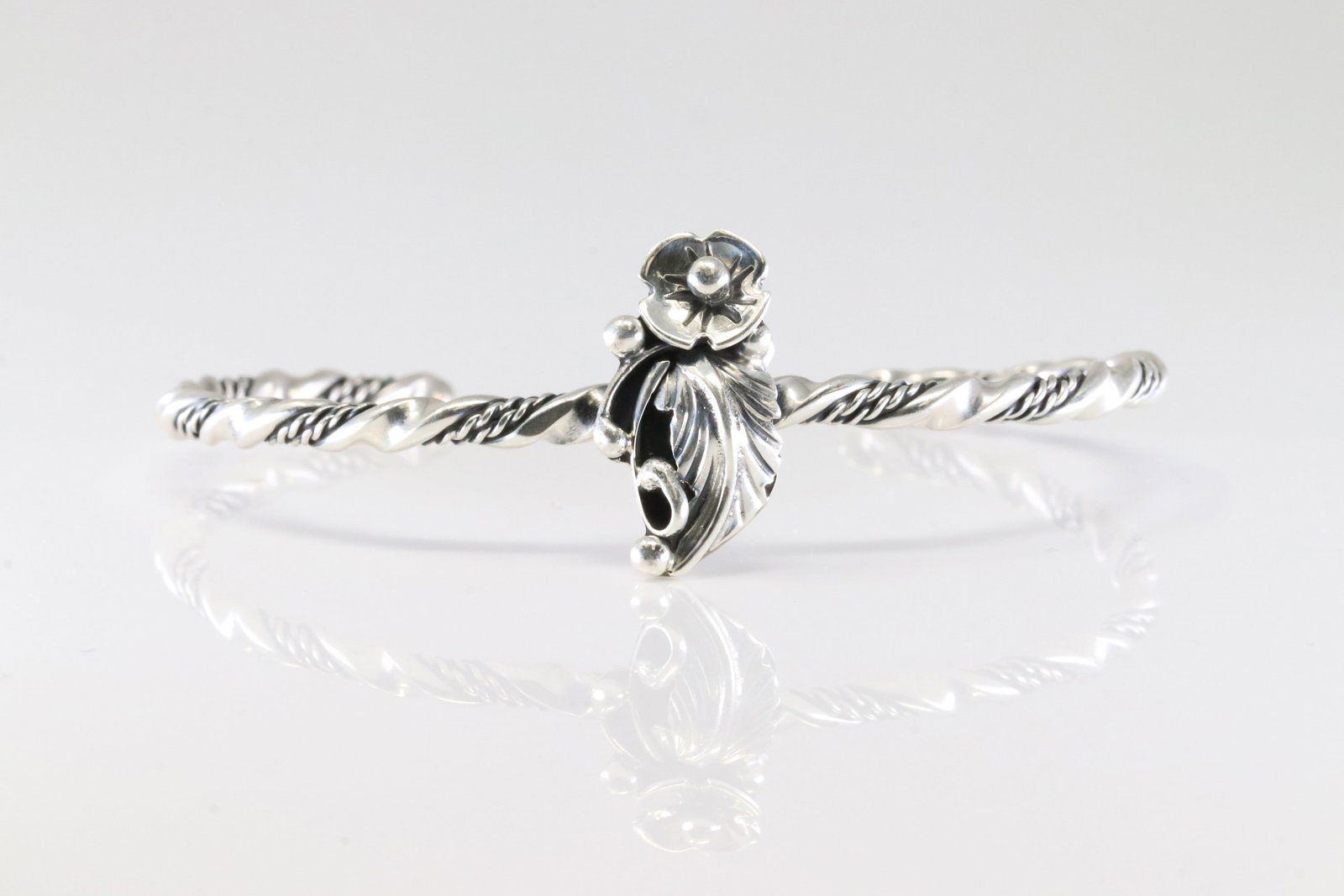 American Sterling Silver Solid Leaf Bracelet Cuff. (1 of 4)