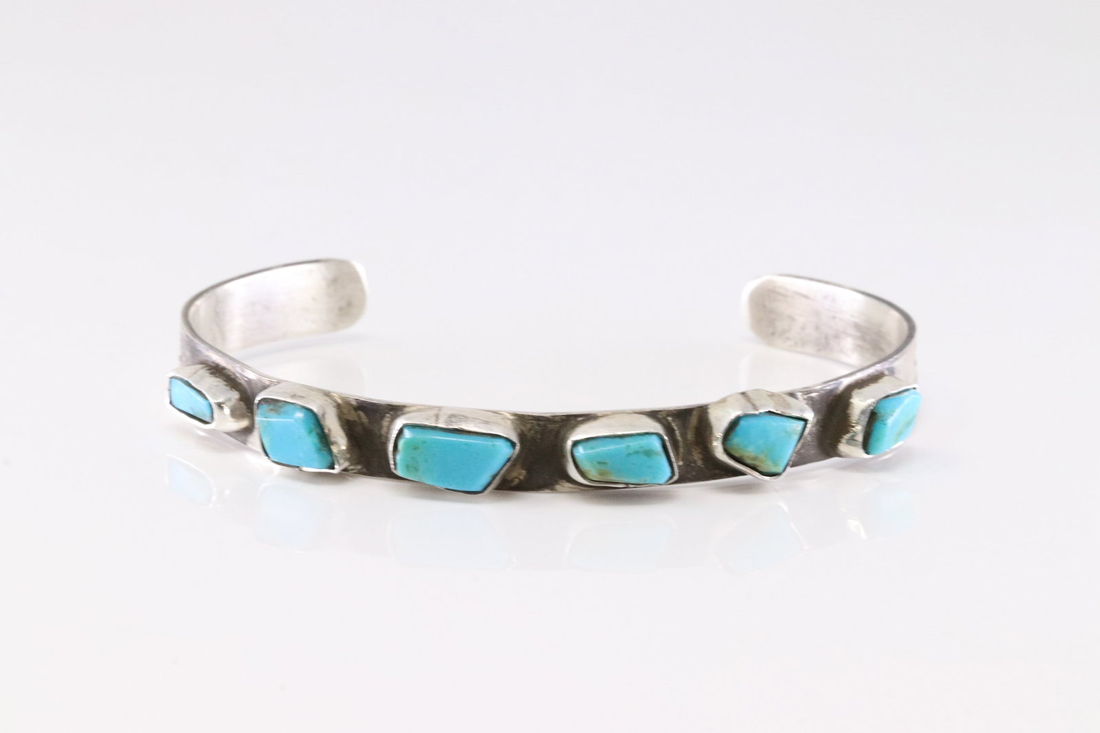 Native America Zuni Sterling Silver Turquoise Bracelet Cuff By Jude Candelaria.: This is a Native America Zuni Sterling Silver Turquoise Bracelet Cuff By Jude Candelaria. Stamp Jude Candelaria.