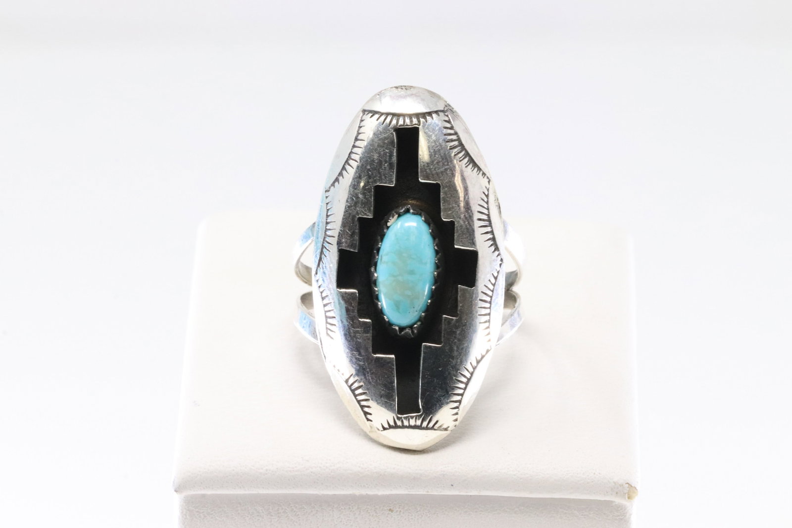 Native America Navajo Sterling Silver Turquoise Ring By Felix Perry.: This is a Native America Navajo Sterling Silver Turquoise Ring By Felix Perry. Ring size: 7.50.
