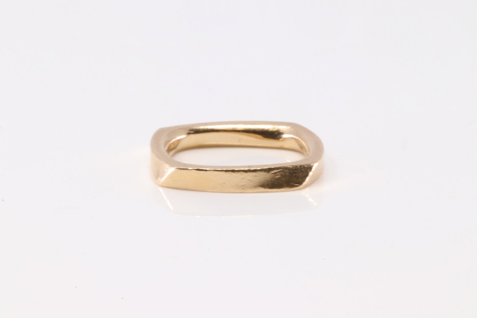 Tiffany & Co Ring 18Kt.: Tiffany & Co 18Kt Yellow Gold Ring. This Elegant Solid Torque Ring / From The Frank Gehry Colletion. Ring size: 6.00. Total weight: 5.95 Grams.
