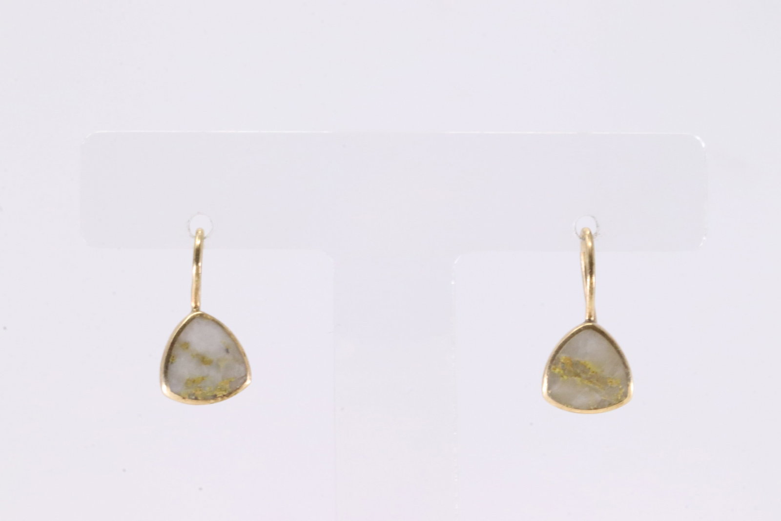 Kabana Mother Of Pearl Hoop Earring 14Kt.: Kabana 14Kt Yellow Gold Mother Of Pearl Hoop Earring. This Charming Hoop Earring's has Mother Of Pearl.