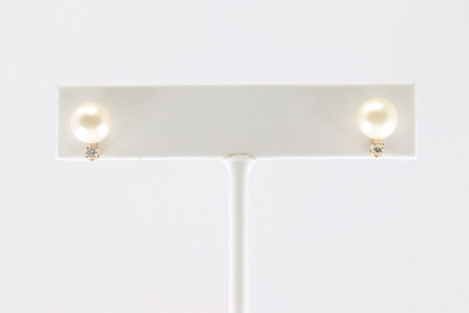 Pearl & Diamond Stud Earring 14Kt.: Ladies 14Kt Yellow Gold Pearl & Diamond Stud Earring. This Earring has Gorgeous Pearl With Solitaire Round Sparkling Diamond.