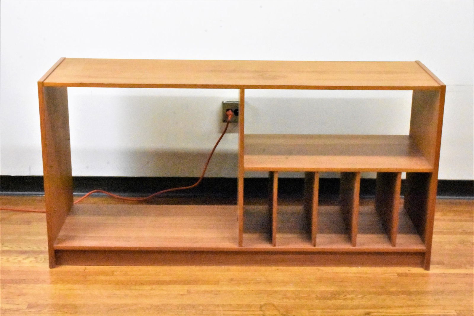 Mid Century Modern Stand (1 of 4)