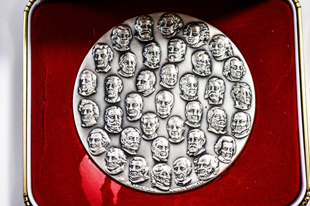 Bicentennial Presidential Commemorative Medal .999 (1 of 3)