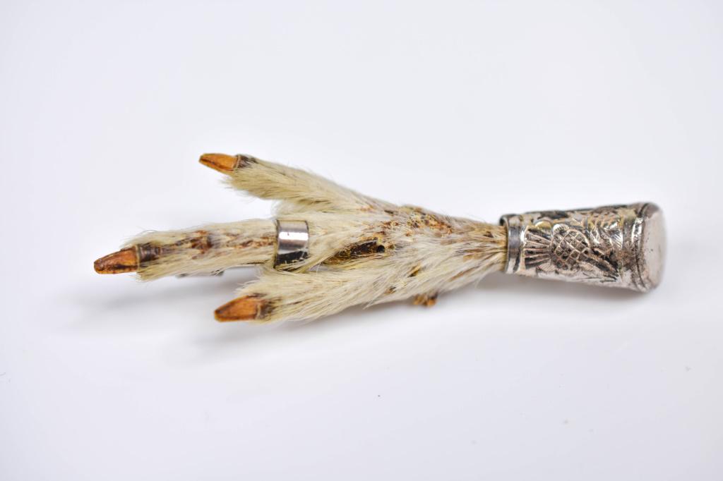 Antique WB Mizpah 925 Scottish Birds Foot Kilt Pin: Antique Ward Brothers Mizpah Thistle Victorian Sterling Silver Scottish real grouse foot or claw brooch pin. There is an etched Thistle on the sterling silver holder and a ring on one claw. Signed wit