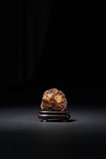 A YELLOW AND RUSSET JADE PEACH, 18TH CENTURY: A YELLOW AND RUSSET JADE 'PEACH', 18TH CENTURY十八世紀 黃玉蝠壽雙全