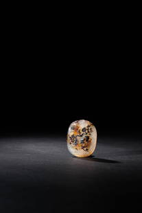 AN AGATE PLAQUE MADE IN SUZHOU, QING DYNASTY: 清 蘇州製瑪瑙靈猴採芝獻壽牌AN AGATE 'MONKEY AND LINGZHI' PLAQUE MADE IN SUZHOU, QING