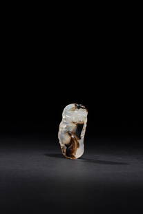 AN AGATE PENDANT MADE IN SUZHOU, REPUBLIC PERIOD: AN AGATE 'SHOULAO AND BAT' PENDANT MADE IN SUZHOU, REPUBLIC PERIOD民國 蘇州製瑪瑙巧雕福壽珮