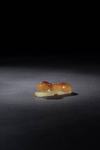 A YELLOW AND RUSSET FIGURE OF A DOG: A YELLOW AND RUSSET FIGURE OF A DOG黃玉狗