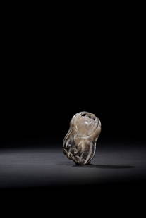 A CELADON AND BLACK JADE CARVING OF A FINGER CITRON: A CELADON AND BLACK JADE CARVING OF A FINGER CITRON水銀沁玉佛手