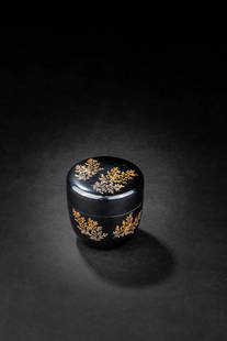 A JAPANESE BLACK LACQUER INCENSE BOX, TAISHO PERIOD: A JAPANESE BLACK LACQUER AND GILT-DECORATED INCENSE BOX, TAISHO PERIOD日本大正 黑漆描金香盒