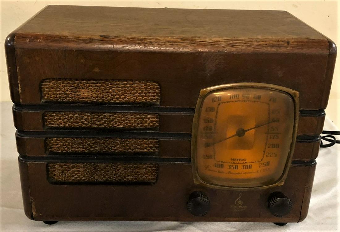 VINTAGE ART DECO EMERSON WOODEN CASED TUBE RADIO: EMERSON RADIO & PHONOGRAPH CORPORATION N.Y. U.S.A.
