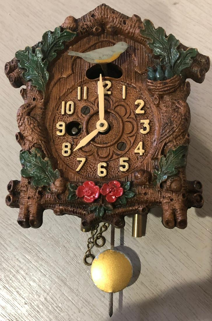 VINTAGE LUX CUCKOO STYLE PENDULETTE WALL CLOCK: OAK TREE CLOCK W/ BABY BIRDS IN NEST, OAK LEAVES & ACORNS, FLOWERS AND FIGURAL BIRDS ON THE LEFT & RIGHT