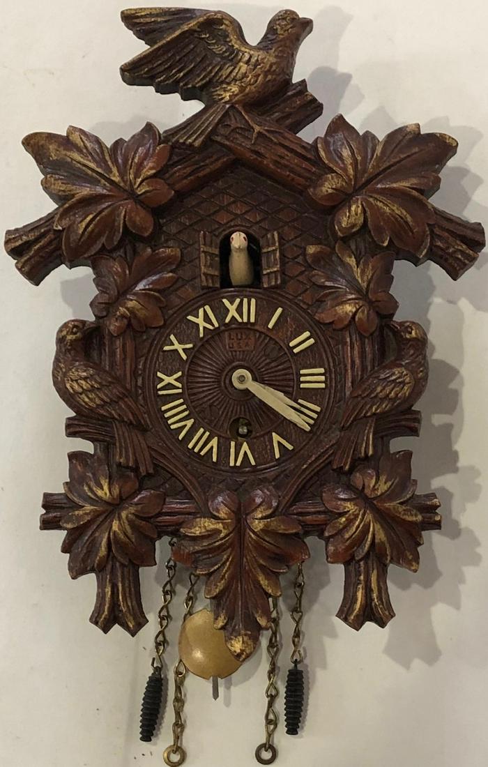 LUX ANIMATED QUAIL CUCKOO STYLE PENDULETTE CLOCK: LUX ANIMATED QUAIL CUCKOO STYLE PENDULETTE WALL CLOCK - GILT HIGHLIGHTS - LUX CLOCK MFG. CO. WATERBURY CONN. U.S.A. - NO. 314 CIRCA 1937 - 1956 - 5 1/2" X 8"