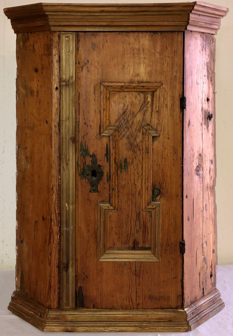 18TH C. PINE HANGING CORNER CUPBOARD: 18TH CENTURY ENGLISH PINE HANGING CORNER CUPBOARD WITH MOLDED CORNICE AND LOWER MOLDED EDGE - DECORATIVE MOLDING ON DOOR FACE - WROUGHT IRON STRAP HINGES AND DOOR ESCUTCHEON - 3 INTERIOR SHELVES - DIM
