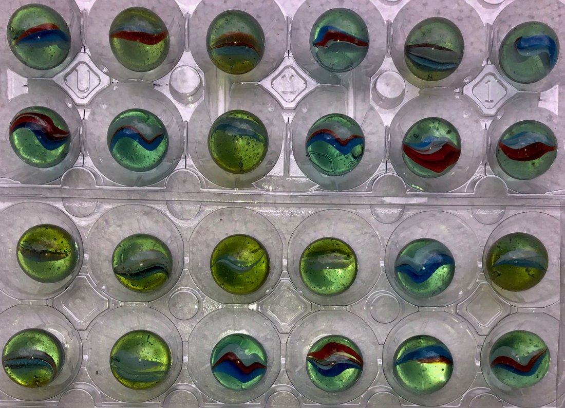 LOT 24 GLASS CATS EYE BOLDERS / MARBLES: ALL 1" + IN DIAMETER (MOST 1 1/8" +) - GOOD OVERALL CONDITION WITH MINOR WEAR CONSISTENT WITH AGE / USE