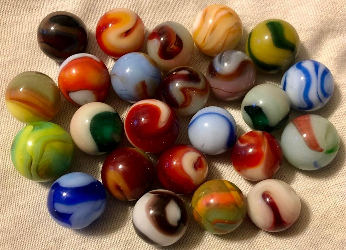 LOT 24 VINTAGE / ANTIQUE MARBLES: AKRO AGATE, CHRISTENSEN, SLAG, RAVENSWOOD, ALLEY AGATE, PELTIER, ??? ETC - CONDITION: GOOD...COMMENSURATE WITH AGE AND USE
