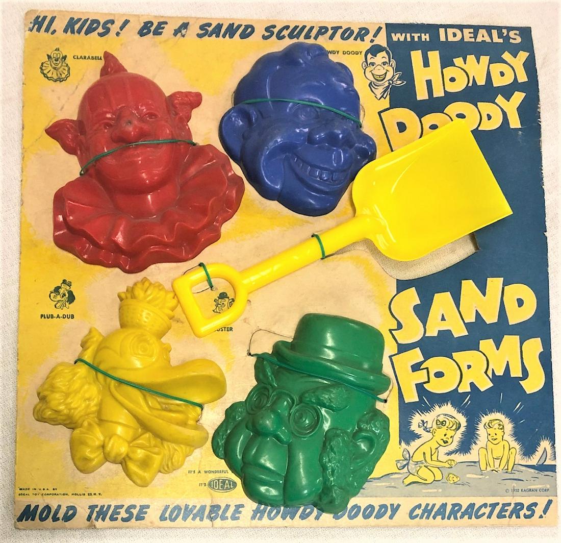 VINTAGE HOWDY DOODY SAND FORMS: VINTAGE HOWDY DOODY SAND FORMS CHILD'S TOY PLAY SET BY IDEAL MOUNTED ON ORIGINAL CARDBOARD DISPLAY