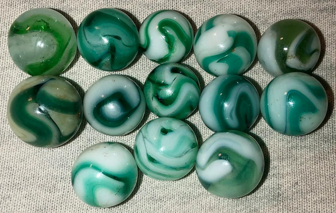 LOT 13 VINTAGE / ANTIQUE GLASS MARBLES (1 of 6)