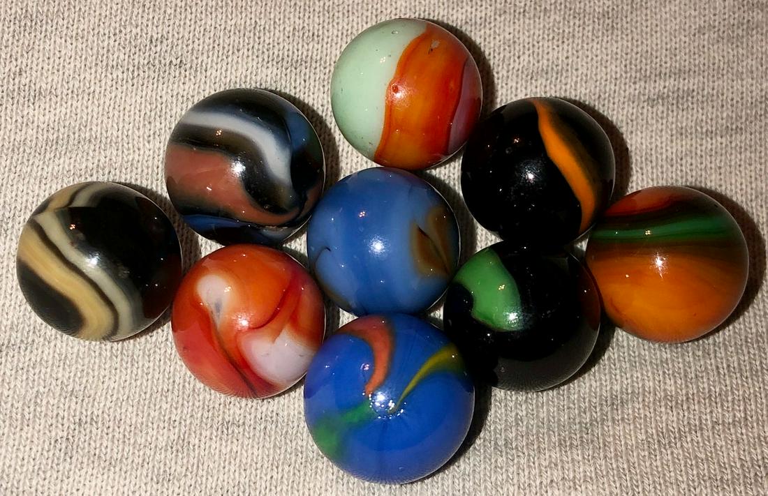 LOT 9 VINTAGE / ANTIQUE GLASS MARBLES (1 of 4)