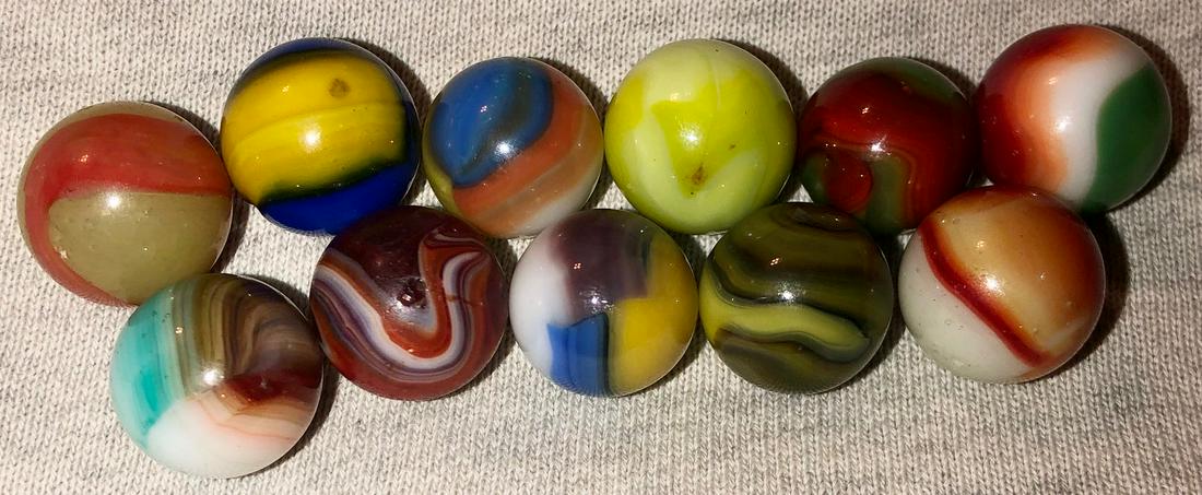 LOT 11 VINTAGE / ANTIQUE GLASS MARBLES (1 of 5)