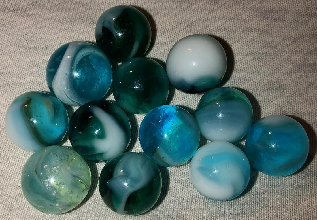 LOT 12 VINTAGE / ANTIQUE GLASS MARBLES (1 of 10)