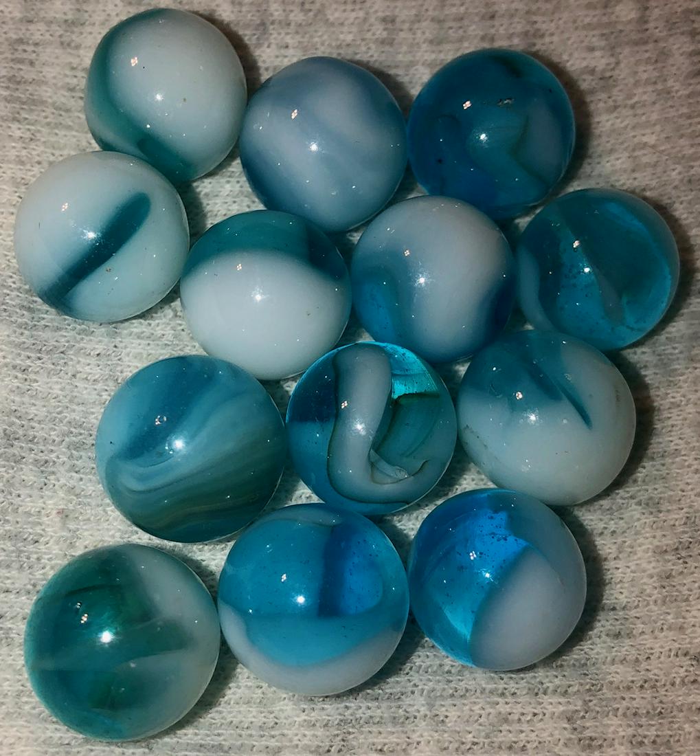 LOT 13 VINTAGE / ANTIQUE GLASS MARBLES: VARIOUS SKY BLUE & WHITE GLASS MARBLES WITH TRANSLUCENCY - 17/32" - 9/16"