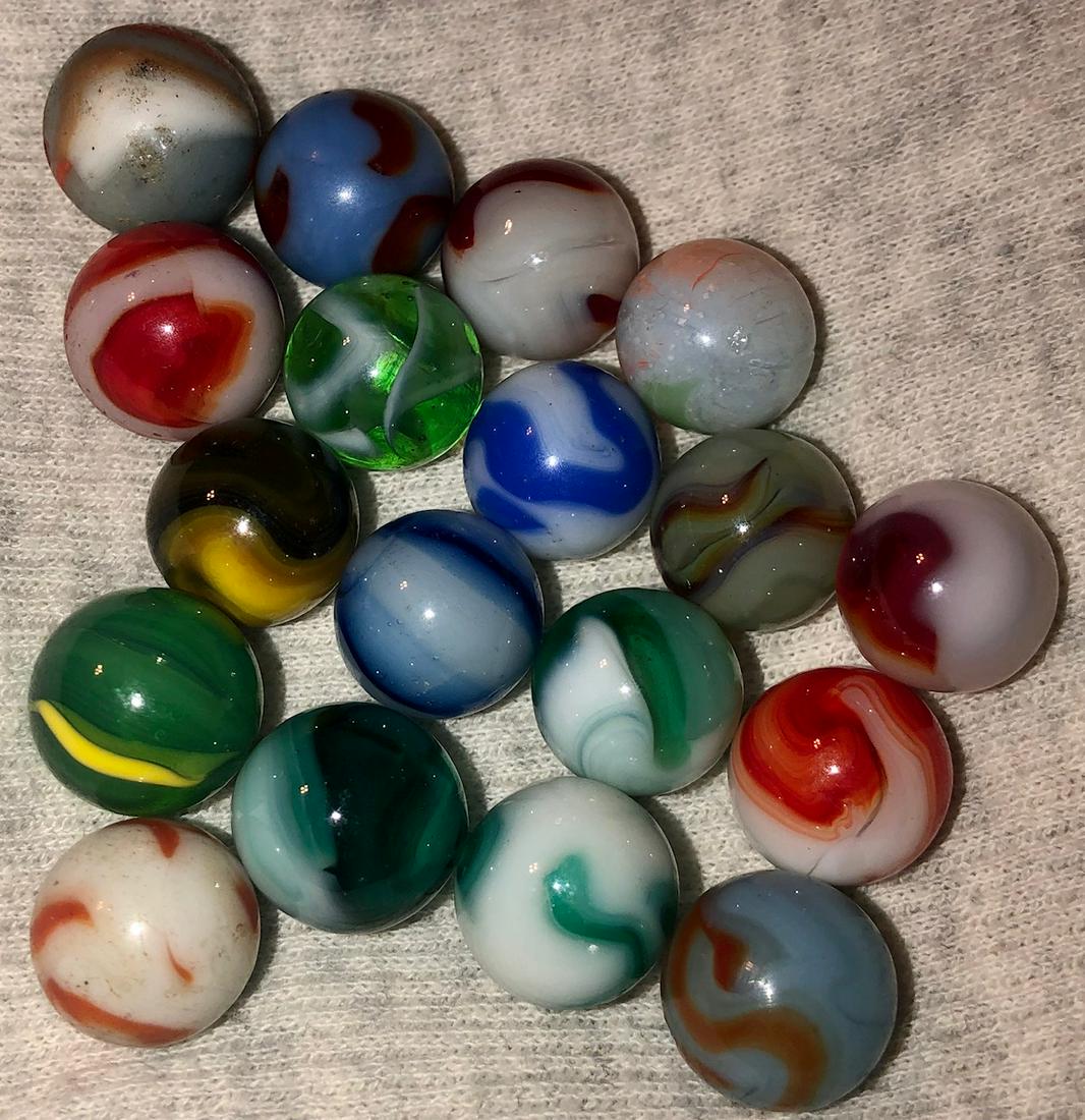 LOT 18 VINTAGE / ANTIQUE GLASS MARBLES: VARIOUS COLORS AND TYPES...AKRO AGATE, SLAG, ALLEY AGATE, CHRISTENSEN, PELTIER, ETC. - 1/2" - 19/32" DIAMETER