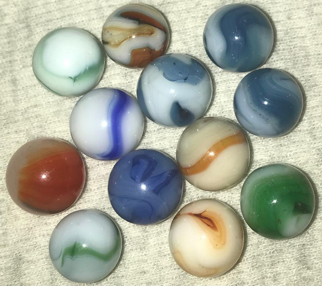 LOT 12 VINTAGE / ANTIQUE GLASS MARBLES (1 of 4)