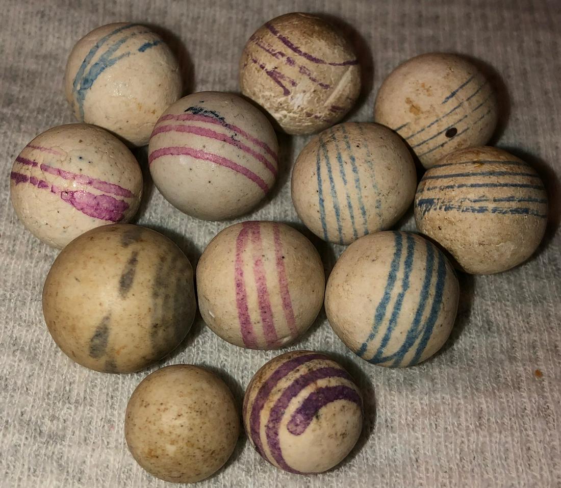 LOT 12 ANTIQUE DECORATED CLAY MARBLES: MOST WITH CENTRAL SINGLE HELIX SPIRAL, ONE WITH SPIRAL BULLSEYE AND LEAVES - 7/16" - 21/32"