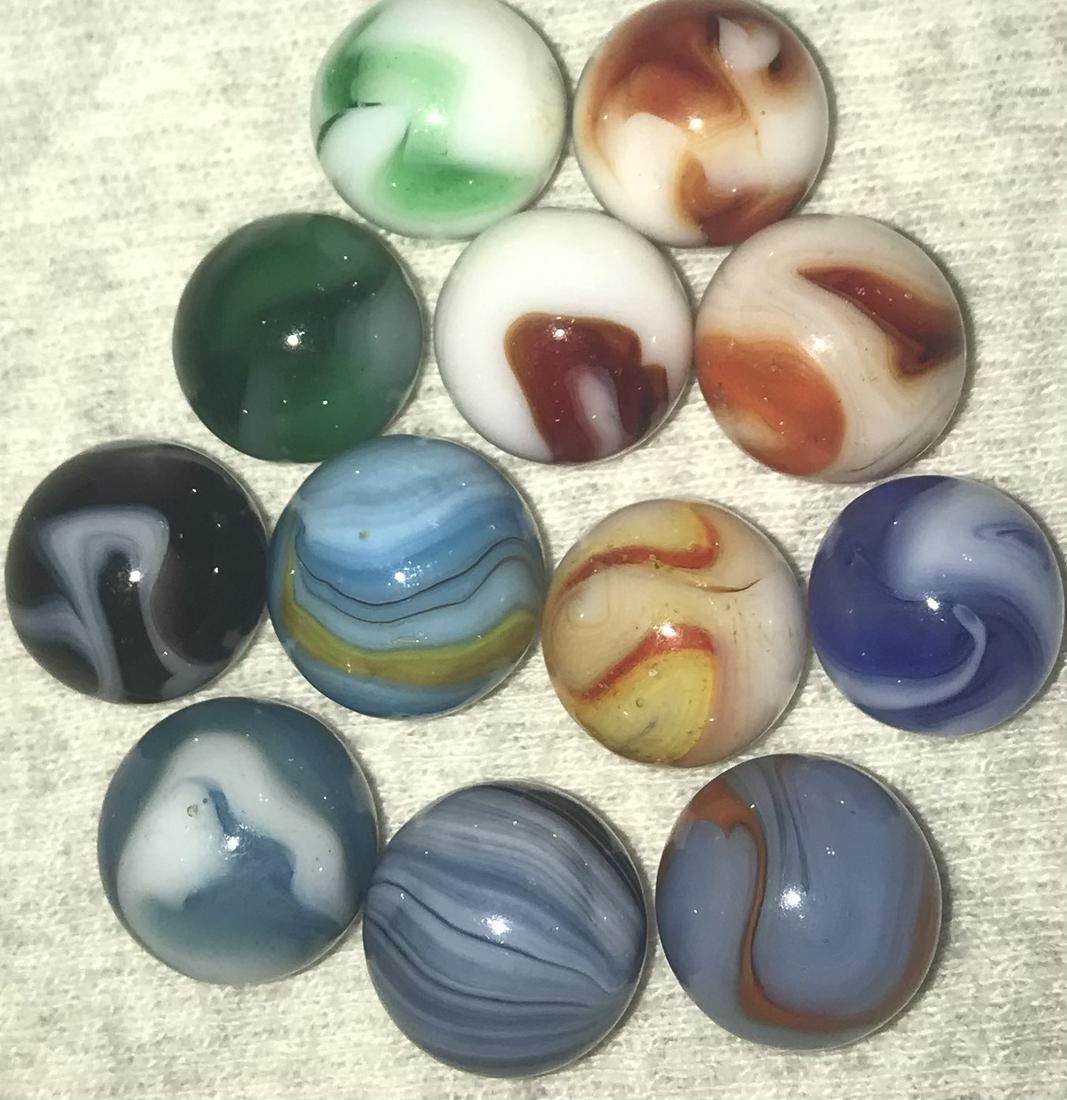 LOT 12 VINTAGE / ANTIQUE GLASS MARBLES (1 of 4)