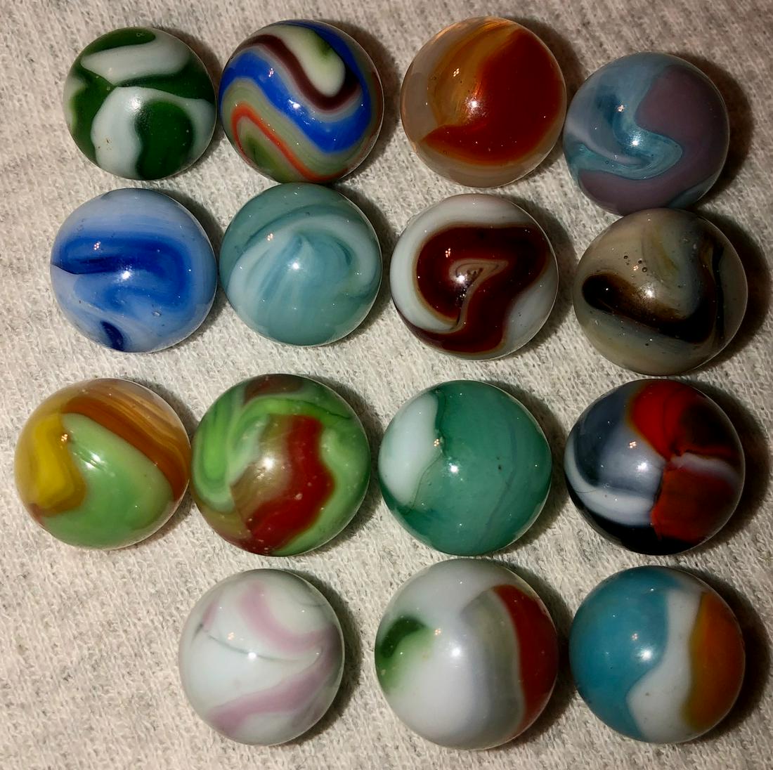 LOT 15 VINTAGE / ANTIQUE GLASS MARBLES (1 of 7)