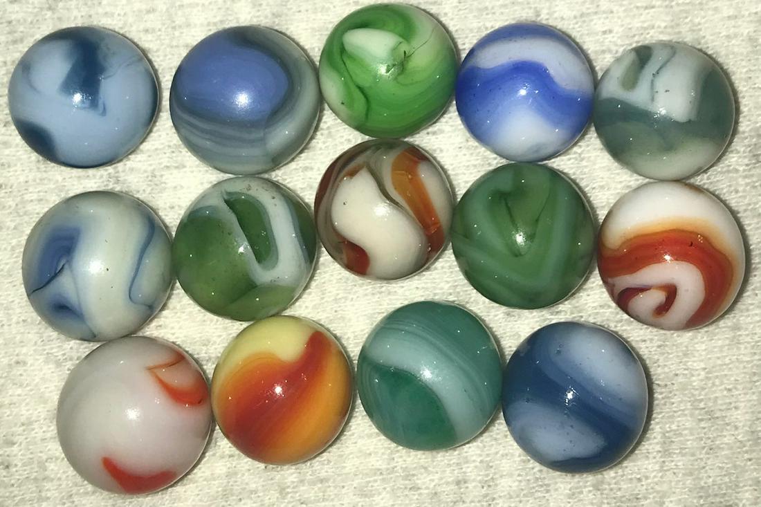 LOT 14 VINTAGE / ANTIQUE GLASS MARBLES (1 of 5)