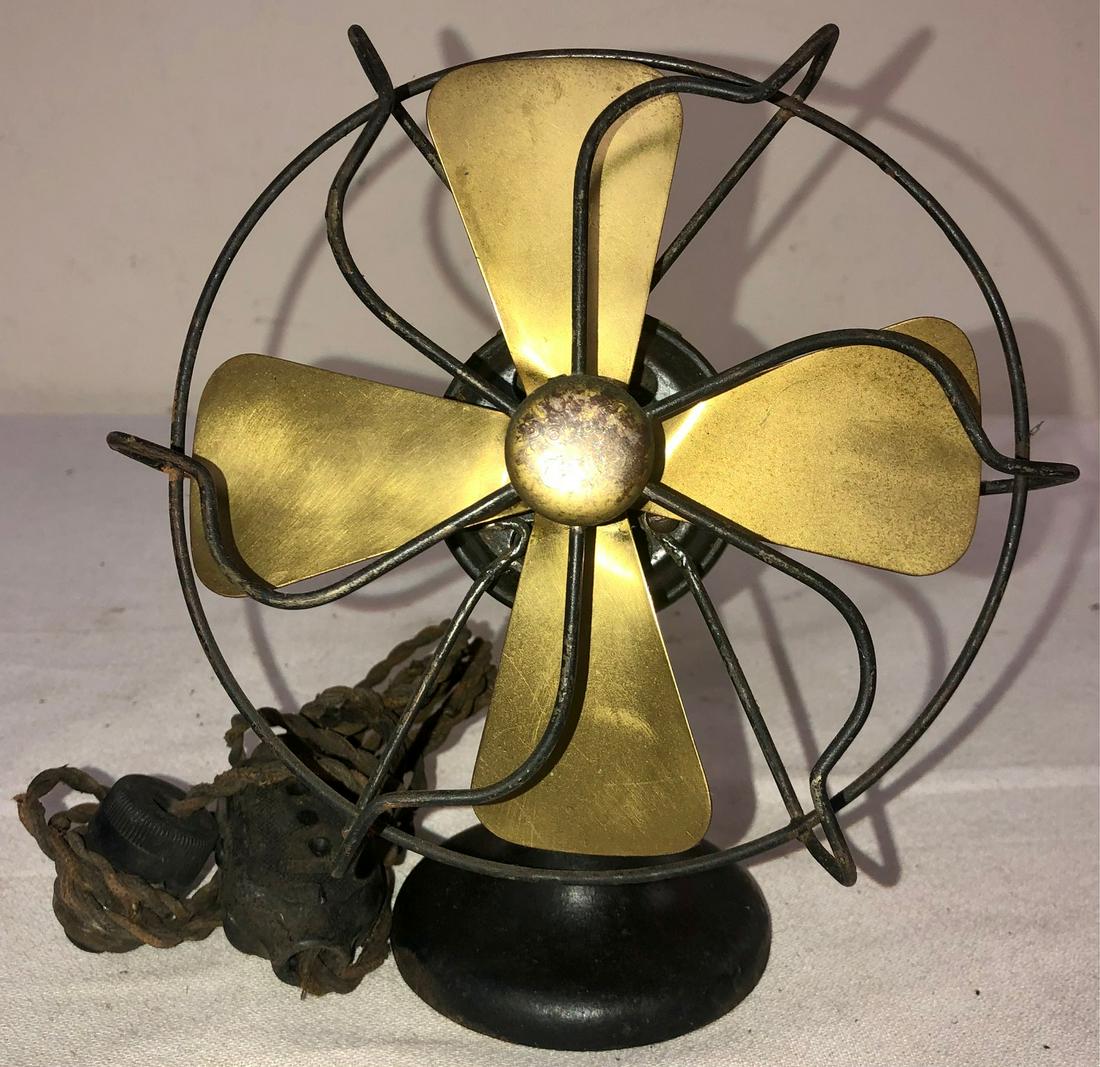 MINIATURE GILBERT "POLAR CUB" ANTIQUE BRASS BLADE FAN: MINIATURE ANTIQUE "POLAR CUB" FAN WITH BRASS BLADE AND METAL CAGE - BRASS PLATE READS "POLAR CUB TYPE G / 110-DC OR AC / 60 CYCLES OR LESS / PAT. JULY 5, 1921 OTHER PAT. PENDING / A.C. GILBERT CO. NEW