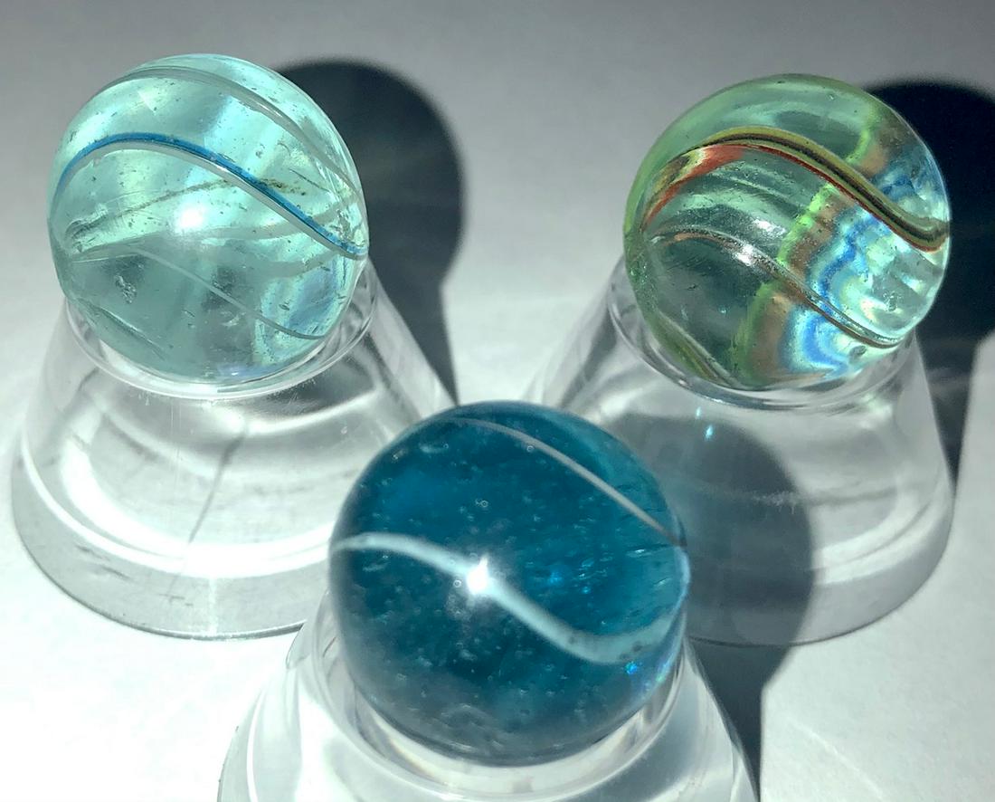 LOT 3 ANTIQUE GERMAN BLUE GLASS SWIRL MARBLES 11/16" -: LOT 3 ANTIQUE GERMAN BLUE / GREEN GLASS SWIRL MARBLES 11/16" - 3/4" DIAMETER - VARIOUS WHITE, YELLOW, RED & GOLD SWIRL BANDS - ALL IN VERY GOOD CONDITION WITH MINOR SURFACE WEAR