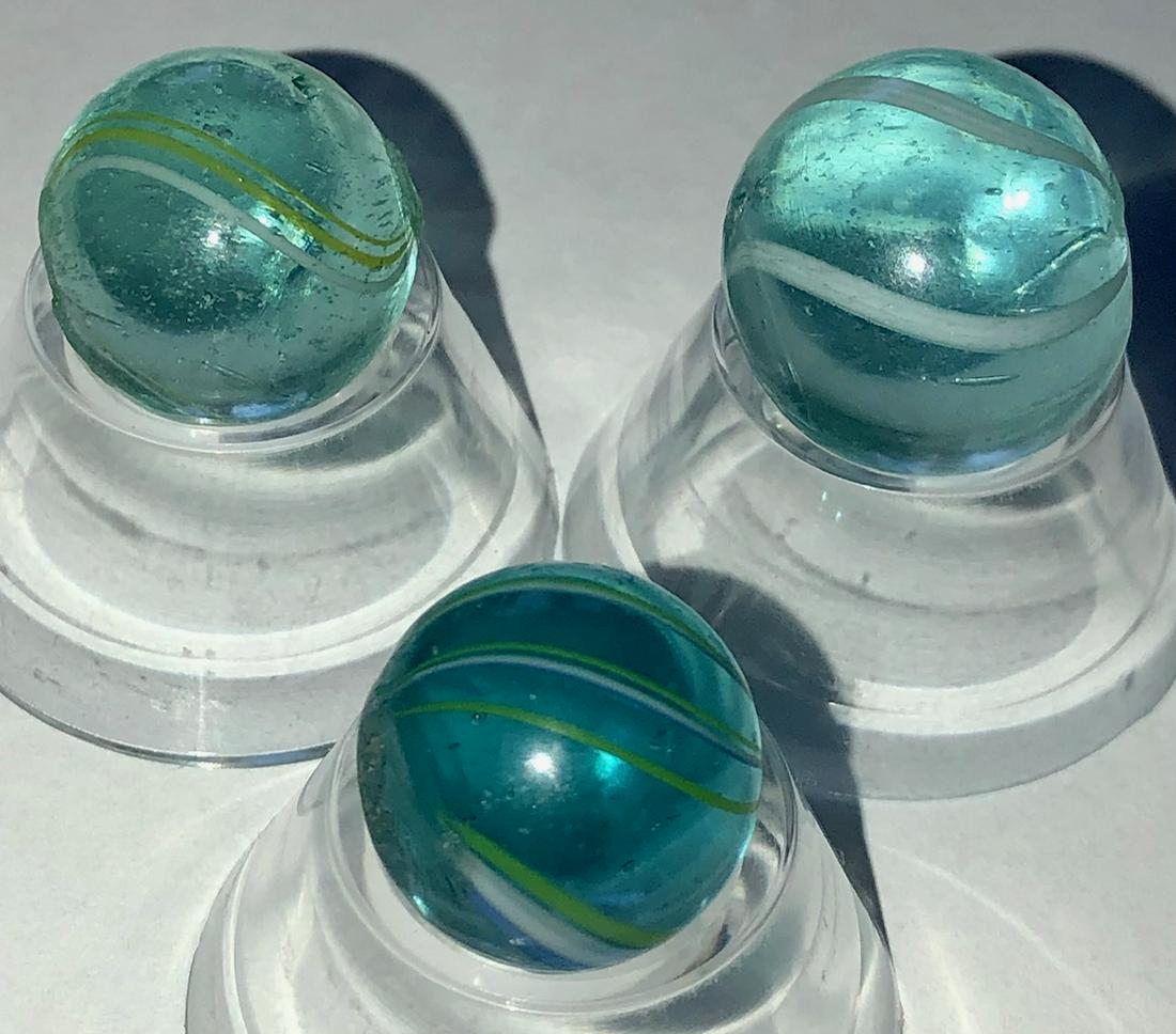 LOT 3 ANTIQUE GERMAN BLUE GLASS SWIRL MARBLES 19/32" -: LOT 3 ANTIQUE GERMAN BLUE GLASS SWIRL MARBLES 19/32" - 11/16" - VARIOUS BLUE, WHITE & GREEN SWIRL BANDS - ALL IN VERY GOOD CONDITION WITH MINOR SURFACE WEAR
