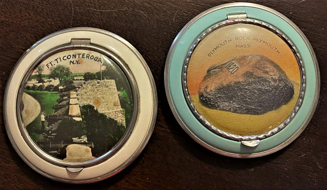 LOT 2 ART DECO ERA SOUVENIR COMPACTS: LOT 2 ART DECO SOUVENIR COMPACTS - "FT. TICONTEROGA N.Y." AND "PLYMOUTH ROCK, PLYMOUTH MASS."