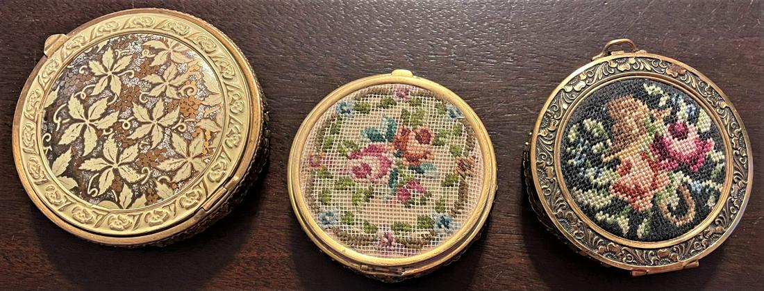 LOT 3 ART DECO COMPACTS INCLUDING 2 PETITE POINT: LOT 3 ART DECO COMPACTS INCLUDING 2 PETITE POINT EXAMPLES AND FLORAL DECORATED TOP