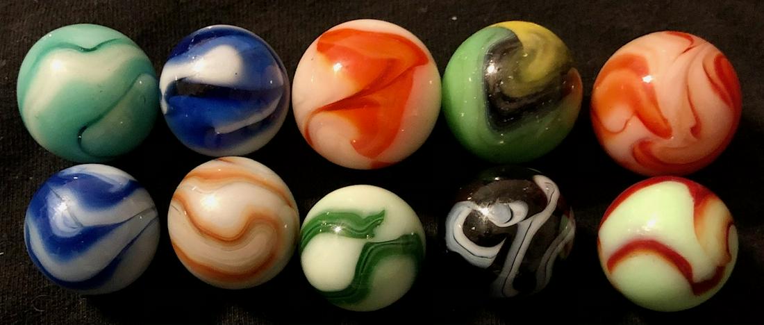 LOT 10 VINTAGE / ANTIQUE GLASS MARBLES: LOT 10 VINTAGE / ANTIQUE GLASS MARBLES - VARIOUS COLORS AND TYPES - AKRO AGATE, SLAG, ALLEY AGATE, CHRISTENSEN, PELTIER, ETC. - 17/32" - 21/32"