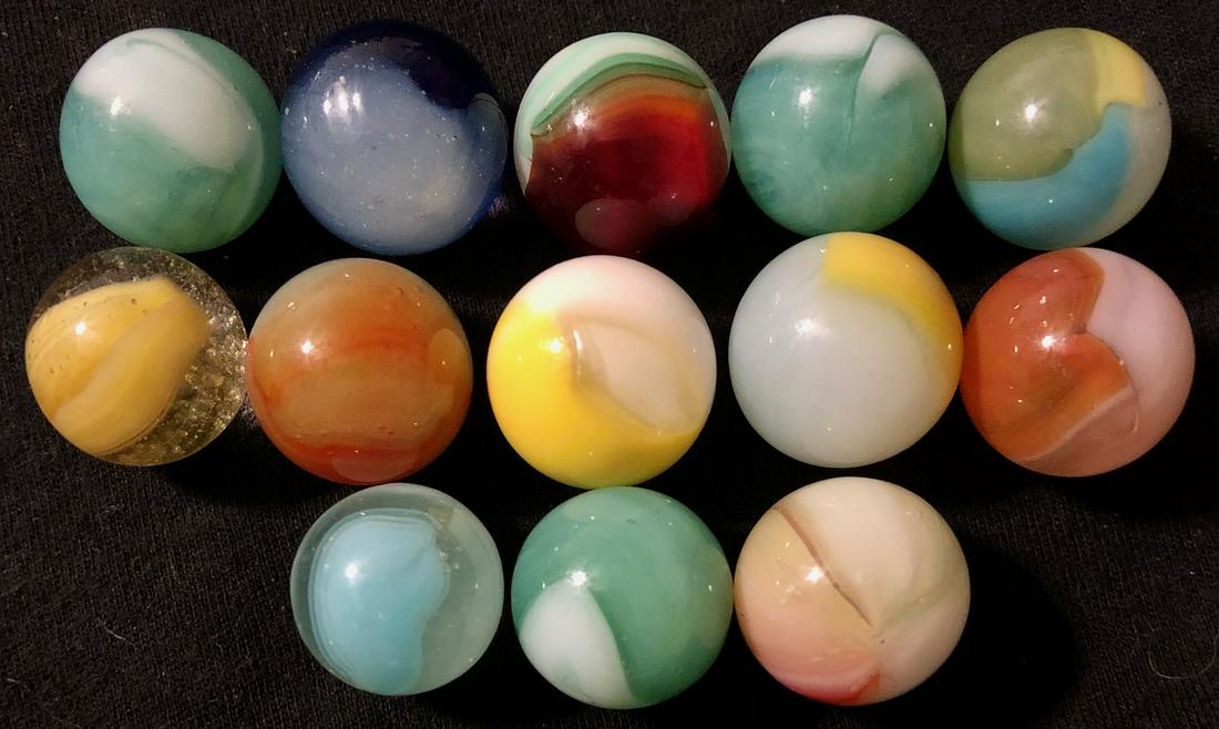LOT 13 VINTAGE / ANTIQUE GLASS MARBLES: LOT 13 VINTAGE / ANTIQUE GLASS MARBLES - VARIOUS COLORS AND TYPES - AVENTURINE, AKRO AGATE, SLAG, ALLEY AGATE, CHRISTENSEN, PELTIER, ETC. - 1/2" - 9/16"